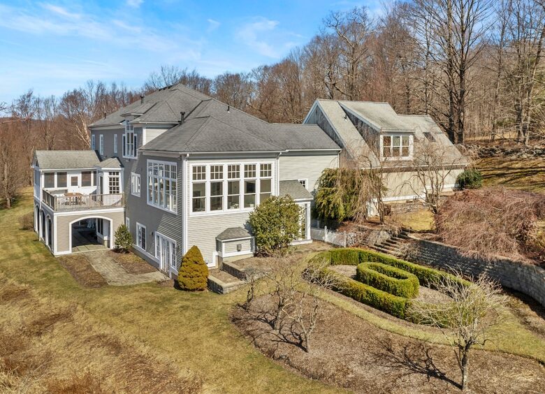 Elegant Colonial Retreat with Private Beach Access - Warren, Connecticut