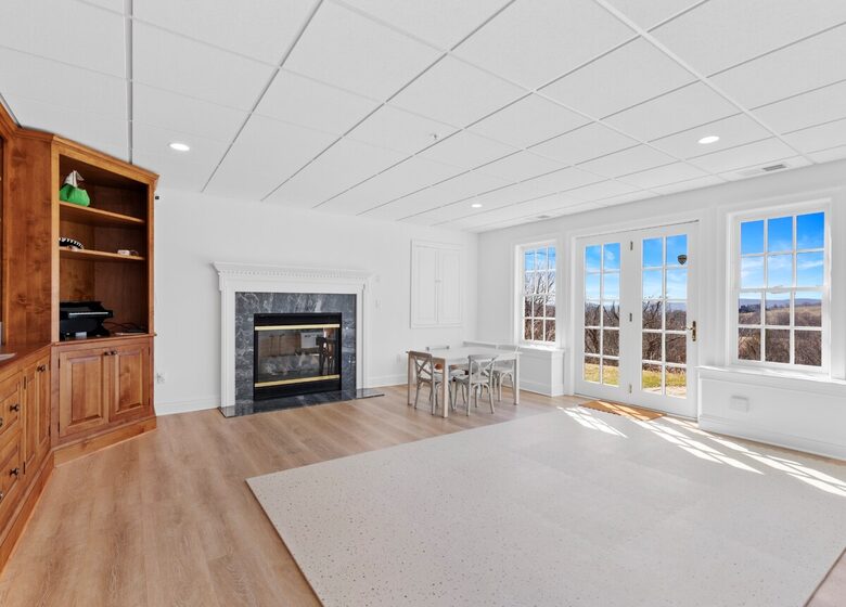 Elegant Colonial Retreat with Private Beach Access - Warren, Connecticut