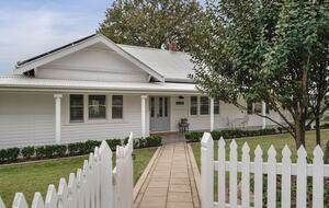 Elegant 1930's Revival in the Alpine Valleys - Tawonga, Australia