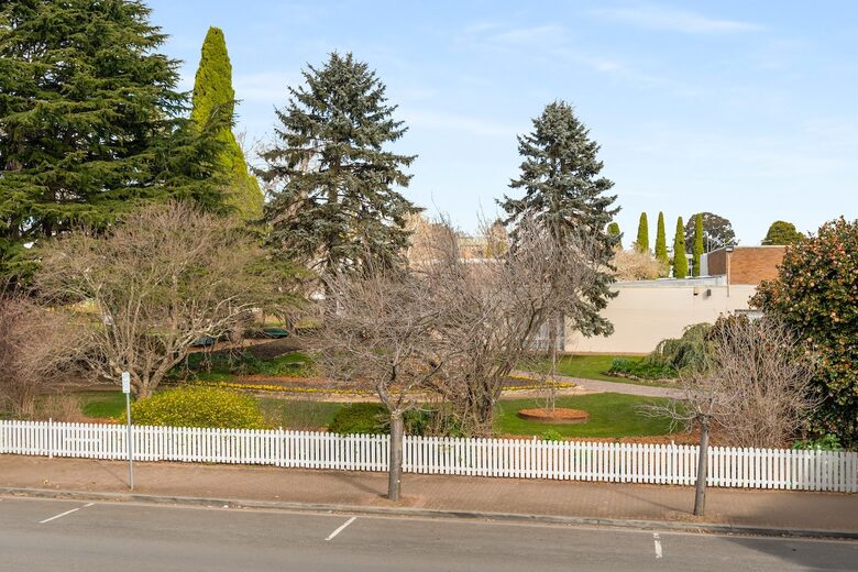 Elegant 1880s Terrace Overlooking Corbett Gardens - Bowral, Australia
