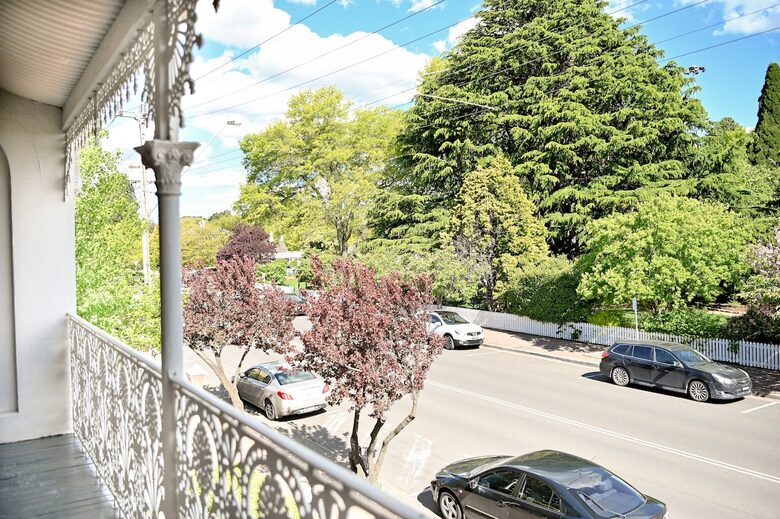 Elegant 1880s Terrace Overlooking Corbett Gardens - Bowral, Australia