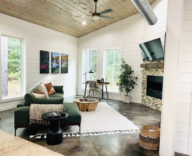 A Pine-Lined Haven Near Broken Bow Lake - Broken Bow, Oklahoma