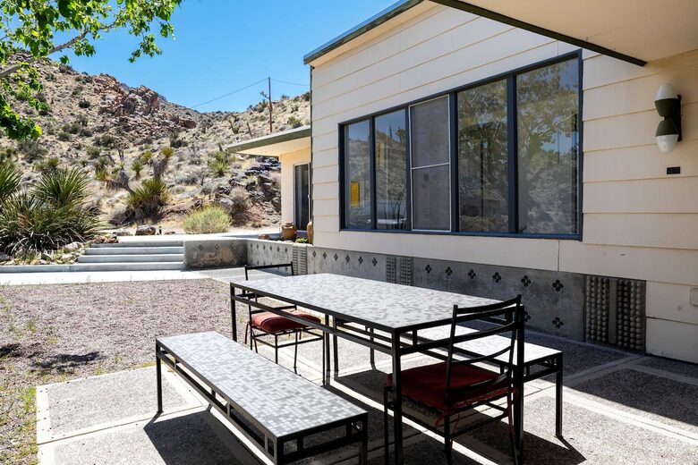 Midcentury Elegance Beneath the Stars - Joshua Tree, California