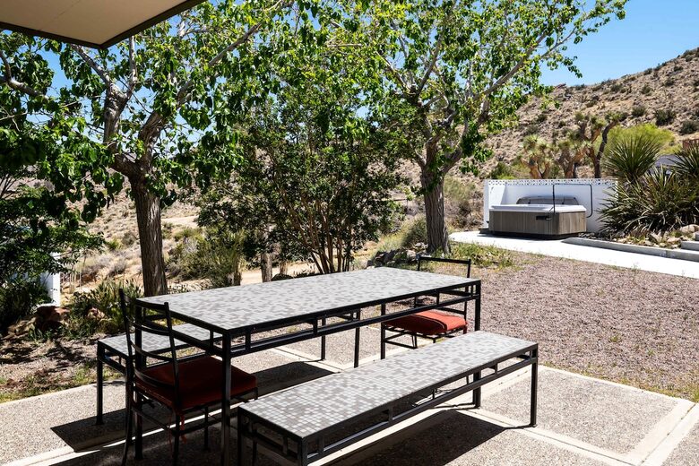 Midcentury Elegance Beneath the Stars - Joshua Tree, California