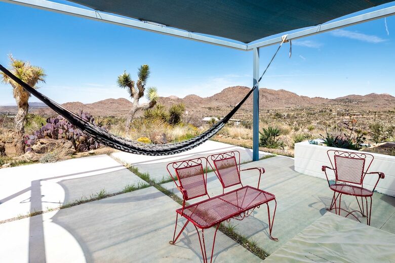Midcentury Elegance Beneath the Stars - Joshua Tree, California