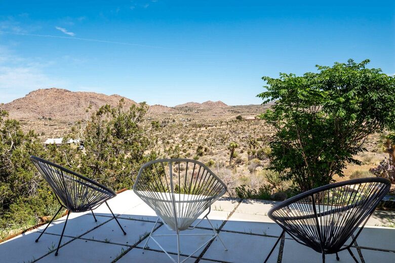 Midcentury Elegance Beneath the Stars - Joshua Tree, California