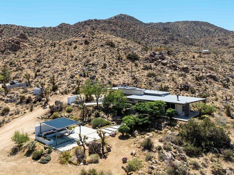 Midcentury Elegance Beneath the Stars - Joshua Tree, California