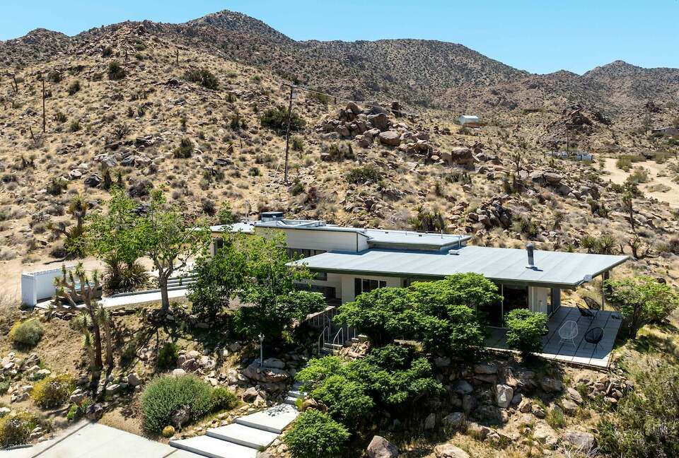 Midcentury Elegance Beneath the Stars - Joshua Tree, California
