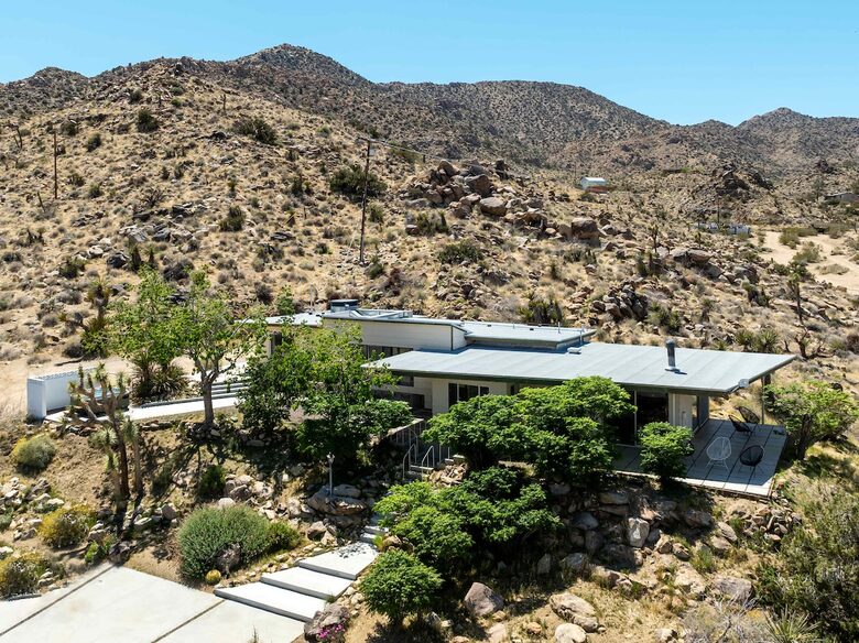 Midcentury Elegance Beneath the Stars - Joshua Tree, California