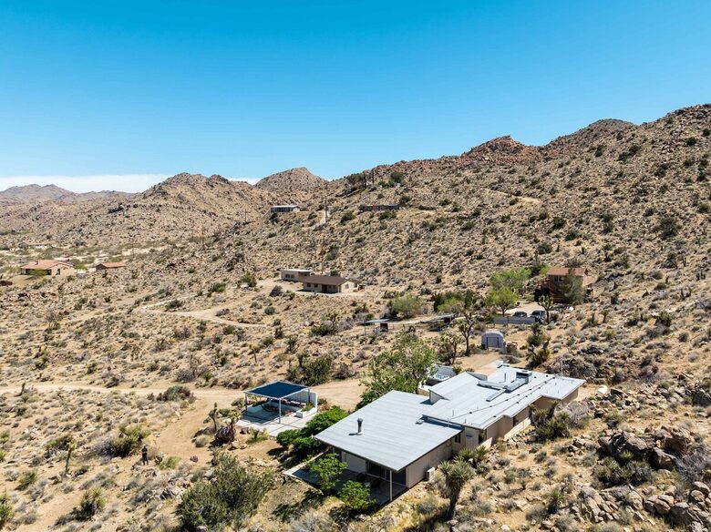 Midcentury Elegance Beneath the Stars - Joshua Tree, California