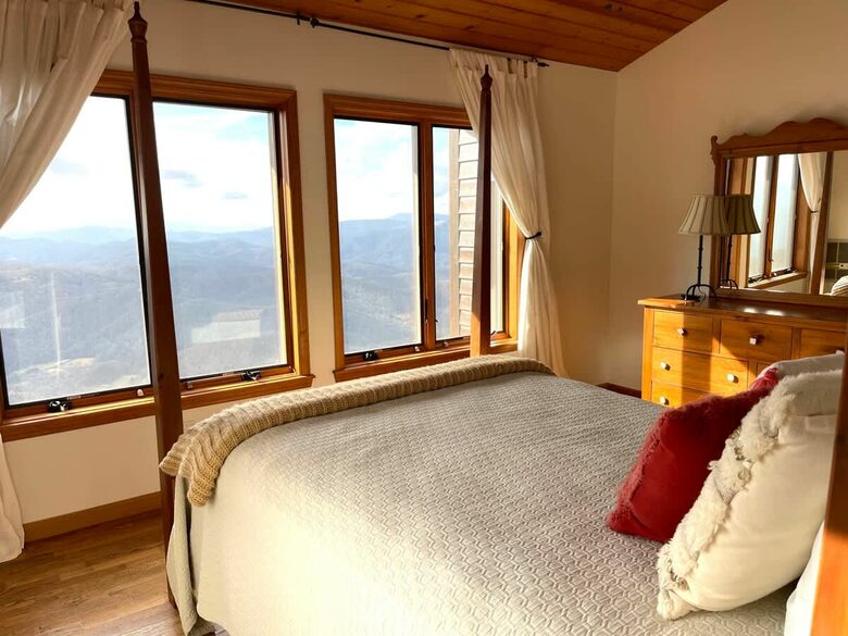 Three-State Views from a Mountain Haven - Beech Mountain, North Carolina