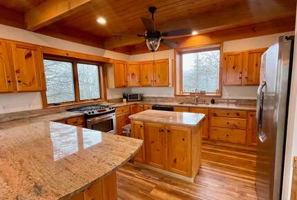 Three-State Views from a Mountain Haven - Beech Mountain, North Carolina