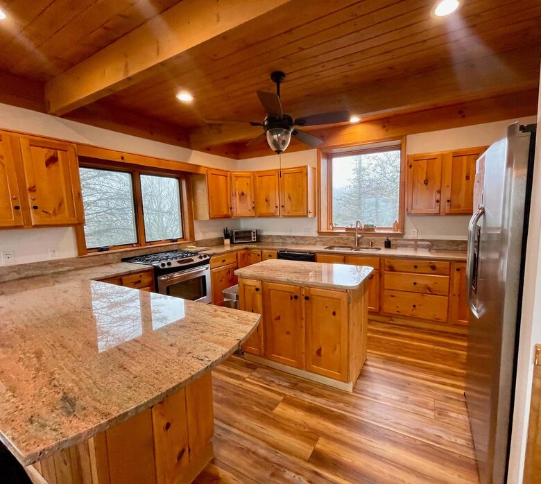 Three-State Views from a Mountain Haven - Beech Mountain, North Carolina