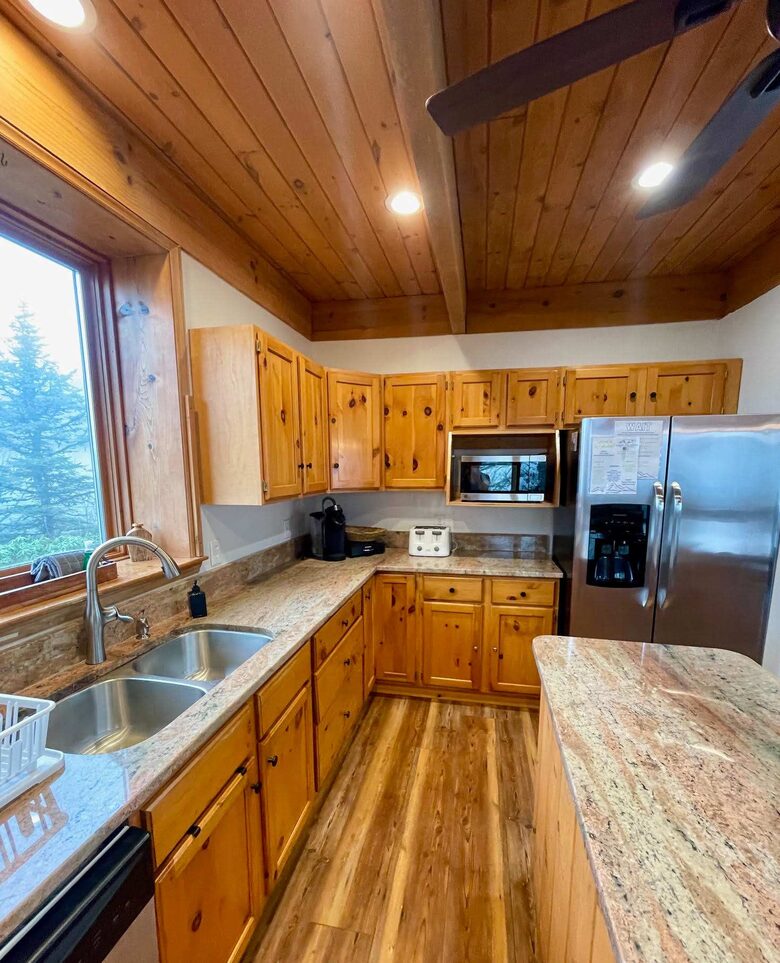 Three-State Views from a Mountain Haven - Beech Mountain, North Carolina