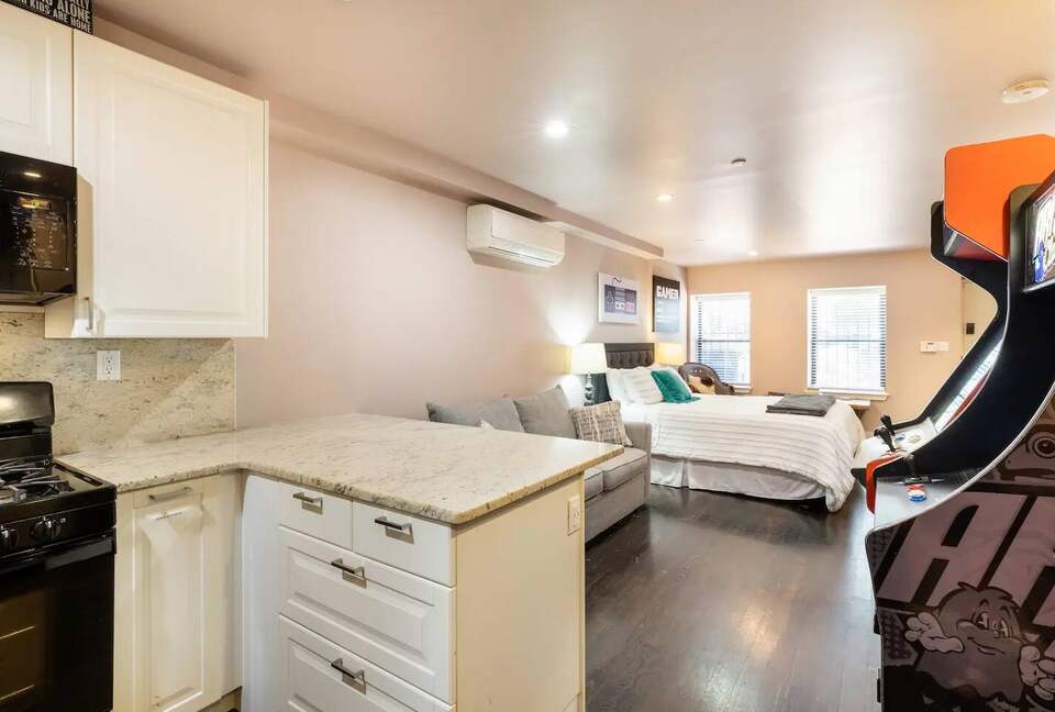 Harlem Brownstone Studio with Vintage Flair - New York, New York