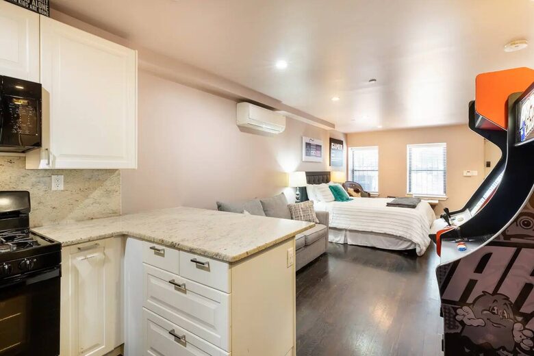 Harlem Brownstone Studio with Vintage Flair - New York, New York