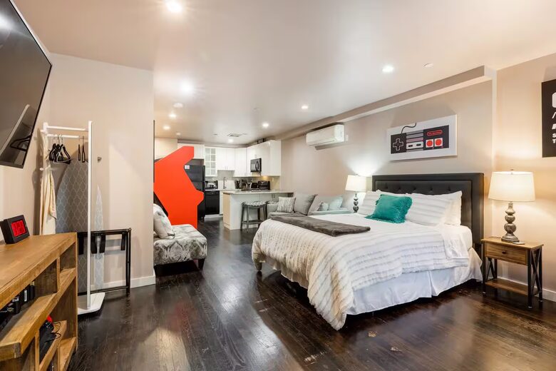 Harlem Brownstone Studio with Vintage Flair - New York, New York
