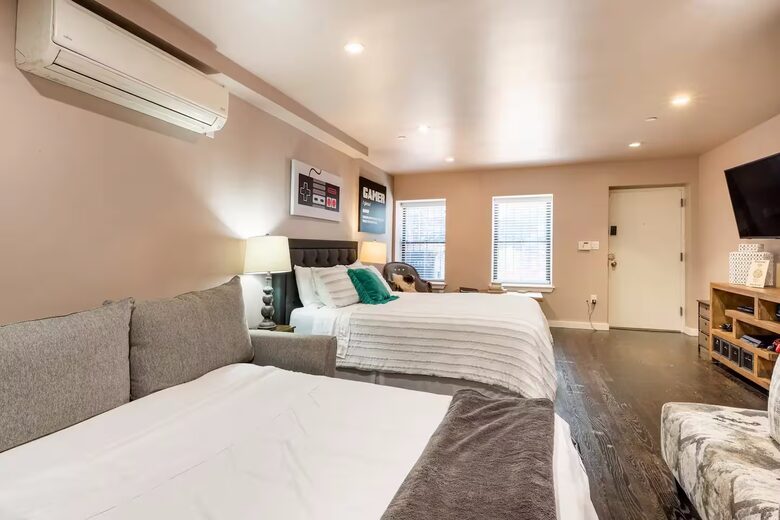 Harlem Brownstone Studio with Vintage Flair - New York, New York