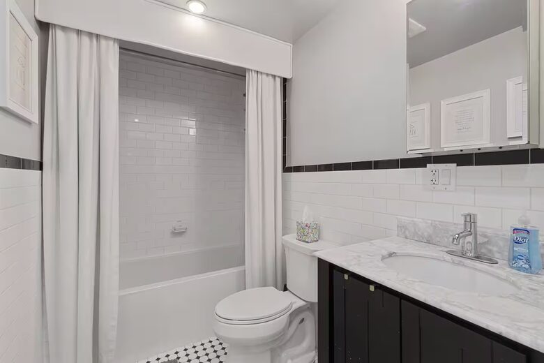 Harlem Brownstone Studio with Vintage Flair - New York, New York
