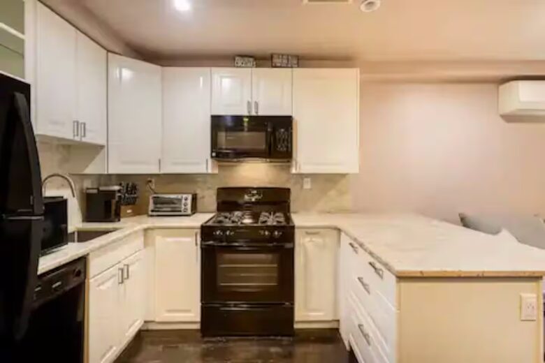 Harlem Brownstone Studio with Vintage Flair - New York, New York