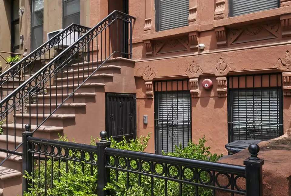 Harlem Brownstone Studio with Vintage Flair - New York, New York