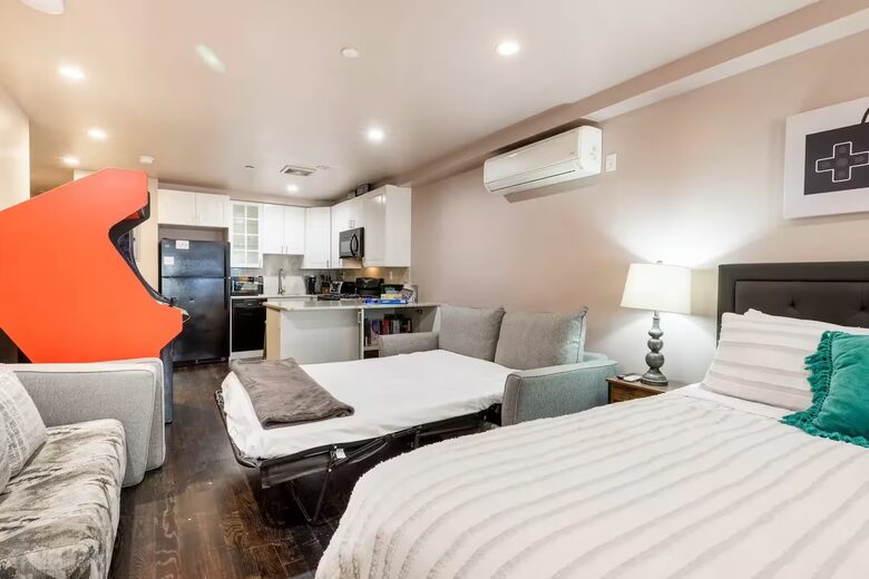 Harlem Brownstone Studio with Vintage Flair - New York, New York