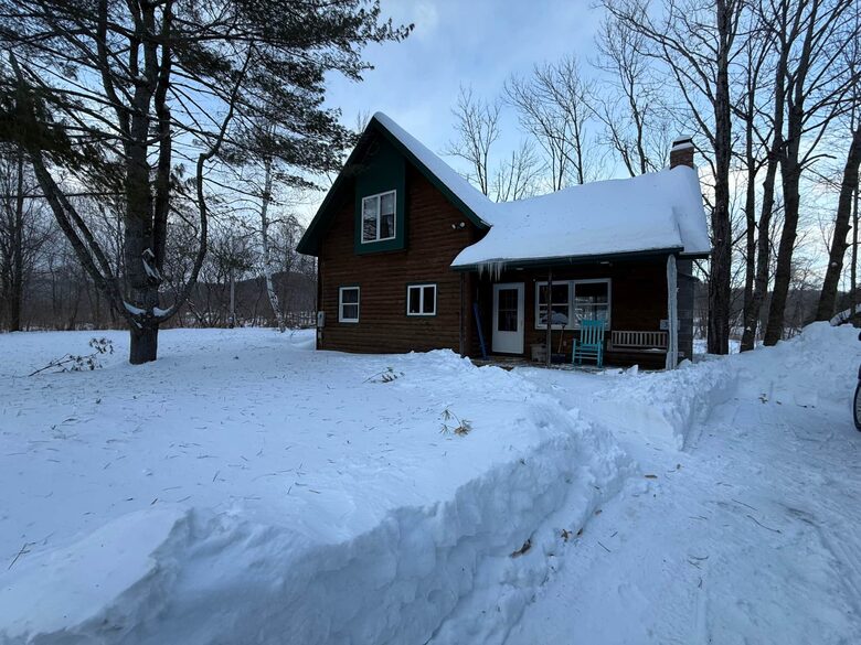 Cozy Cabin with River Views Near Okemo - Proctorsville, Vermont