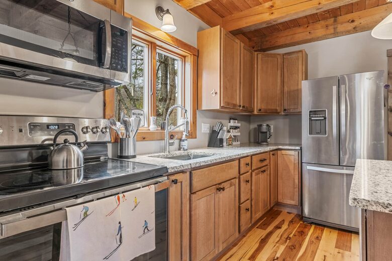 Cozy Cabin with River Views Near Okemo - Proctorsville, Vermont