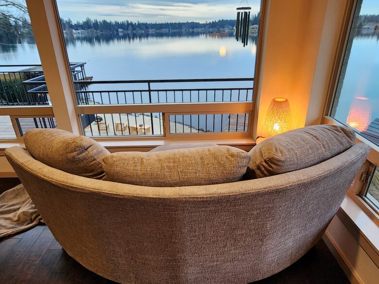 Peaceful Two-Level Retreat Near Mount Rainier - Spanaway, Washington