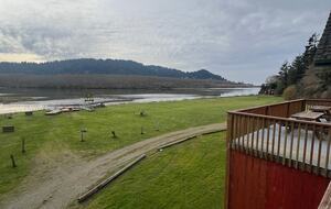 Riverfront Elegance at the Edge of the Wild - Klamath, California