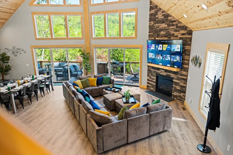Elegant Escape with Hot Tub, Game Lounge & Theater - Massanutten, Virginia