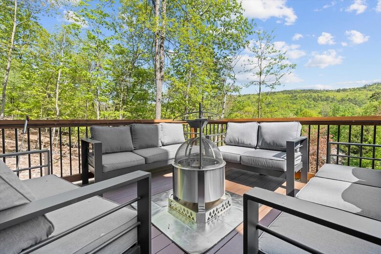 Elegant Escape with Hot Tub, Game Lounge & Theater - Massanutten, Virginia