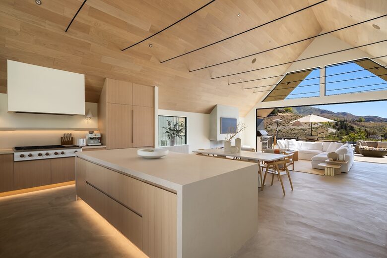 Spa Haven with Panoramic Lake Chelan Views - Chelan, Washington