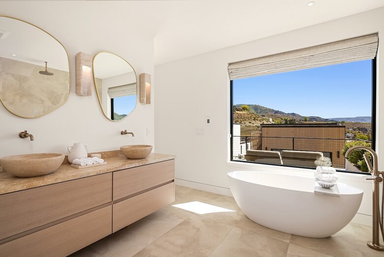 Spa Haven with Panoramic Lake Chelan Views - Chelan, Washington