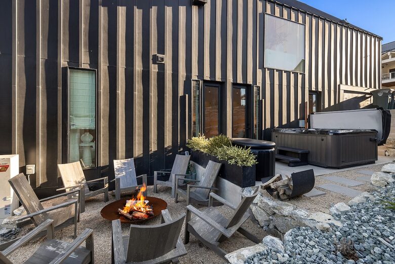 Spa Haven with Panoramic Lake Chelan Views - Chelan, Washington