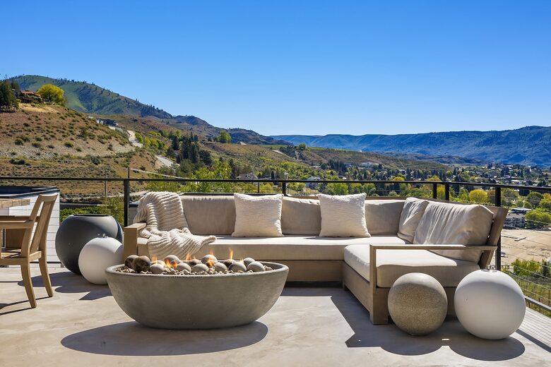 Spa Haven with Panoramic Lake Chelan Views - Chelan, Washington