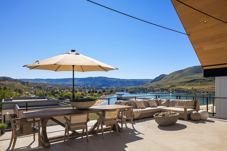 Spa Haven with Panoramic Lake Chelan Views - Chelan, Washington