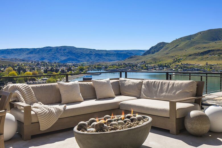 Spa Haven with Panoramic Lake Chelan Views - Chelan, Washington