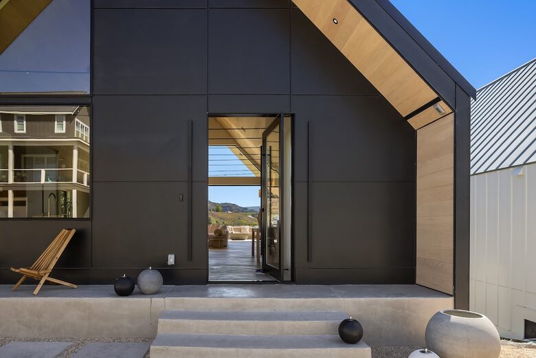 Spa Haven with Panoramic Lake Chelan Views - Chelan, Washington