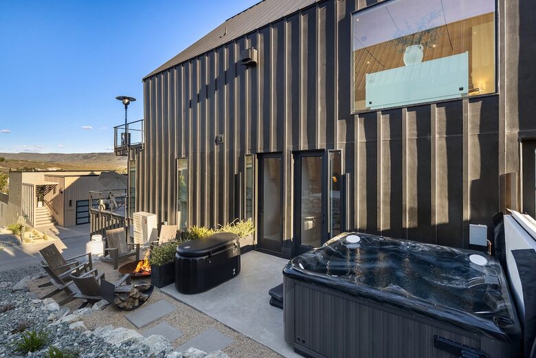 Spa Haven with Panoramic Lake Chelan Views - Chelan, Washington