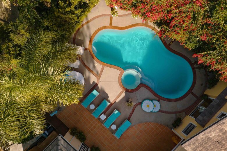 Woodland Hills Pool Home Near Topanga Canyon - Los Angeles, California