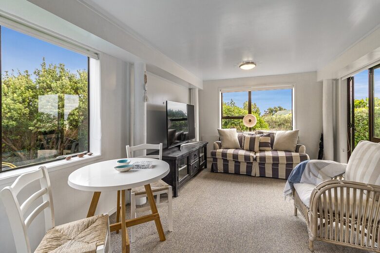 Waiheke Island Living with Pool and Hot Tub - Waiheke Island, New Zealand