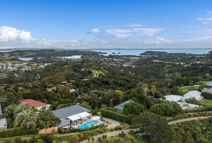 Waiheke Island Living with Pool and Hot Tub - Waiheke Island, New Zealand