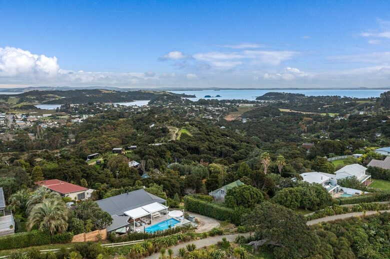 Waiheke Island Living with Pool and Hot Tub - Waiheke Island, New Zealand