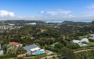 Waiheke Island Living with Pool and Hot Tub - Waiheke Island, New Zealand