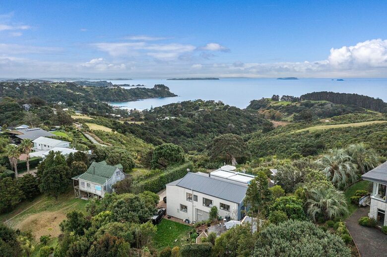 Waiheke Island Living with Pool and Hot Tub - Waiheke Island, New Zealand