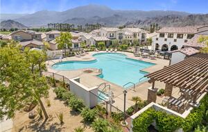 Clubhouse + pool within a 2 minute walk