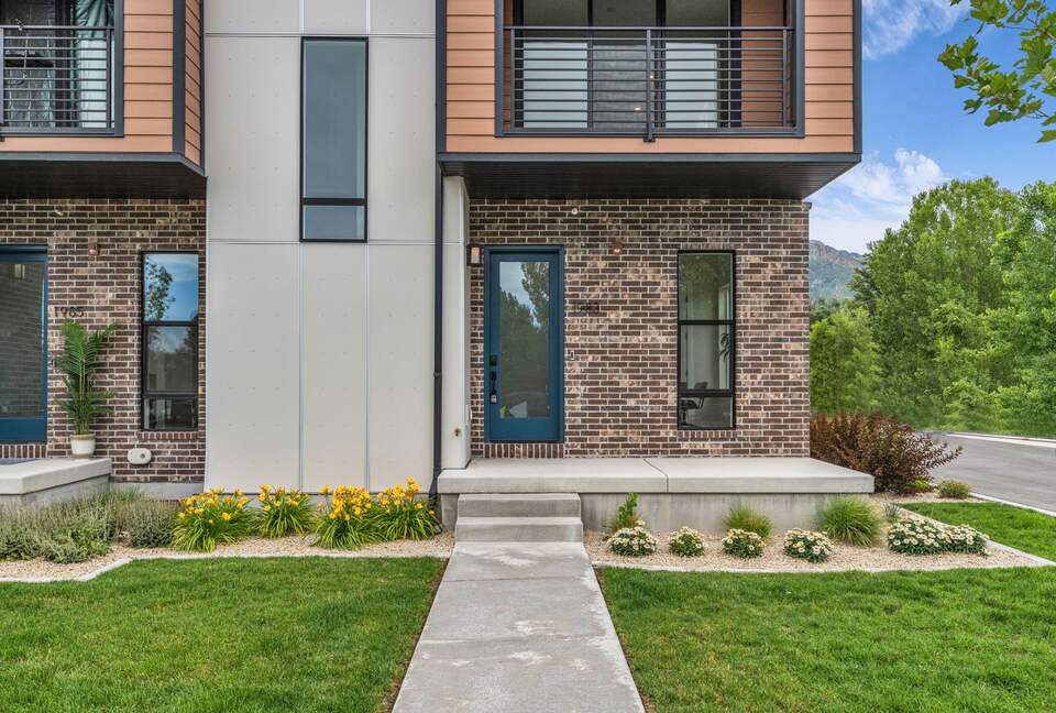 Elegant End-Unit Townhome with Designer Finishes & Mountain Views - Holladay, Utah