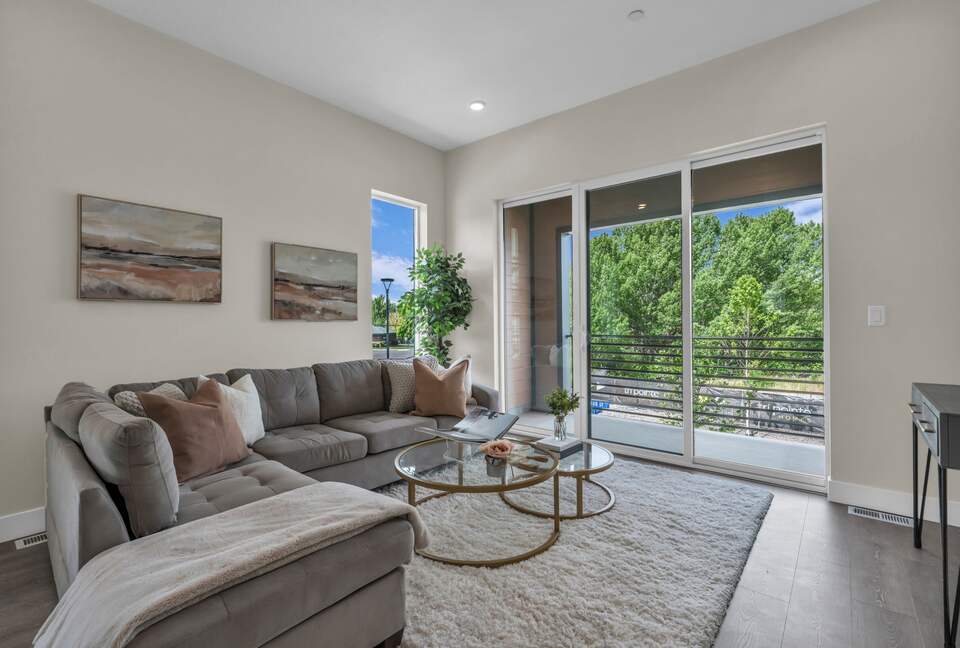 Elegant End-Unit Townhome with Designer Finishes & Mountain Views - Holladay, Utah