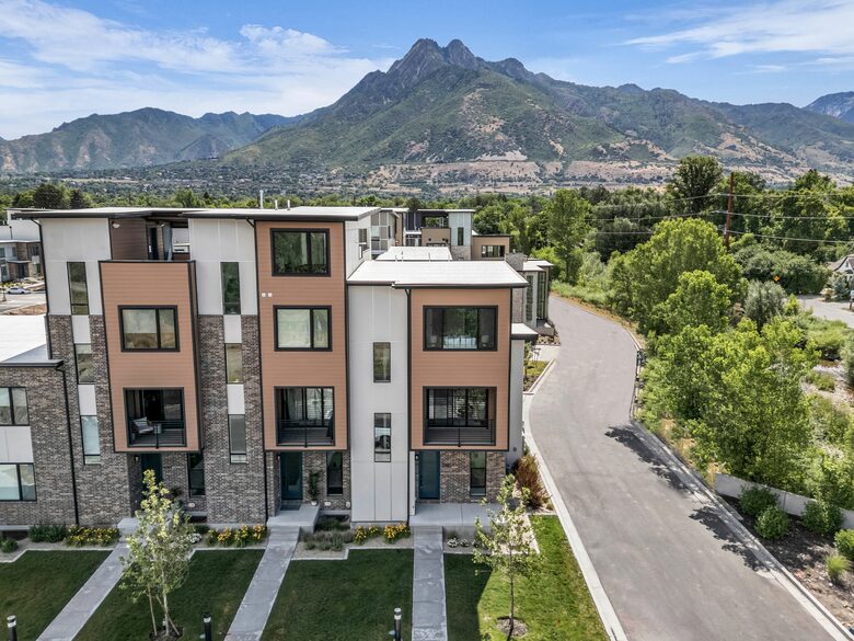 Elegant End-Unit Townhome with Designer Finishes & Mountain Views - Holladay, Utah